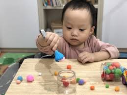 10 Món Đồ chơi vận động tinh cho trẻ mầm non phát triển an toàn